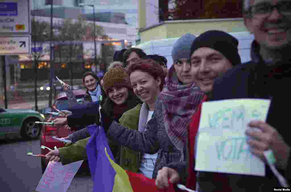 Cetățeni români așteptînd să voteze la München...