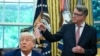 Predsjednik SAD-a Donald Trump i britanski ambasador Peter Mandelson u Washingtonu, SAD, 8. maja 2025.