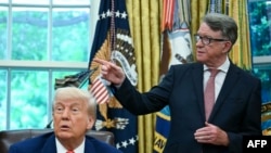 Predsjednik SAD-a Donald Trump i britanski ambasador Peter Mandelson u Washingtonu, SAD, 8. maja 2025.