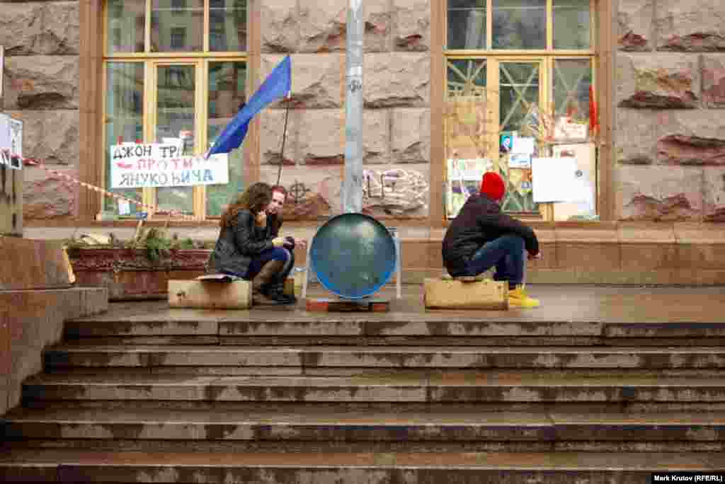 У здания Киевской городской администрации