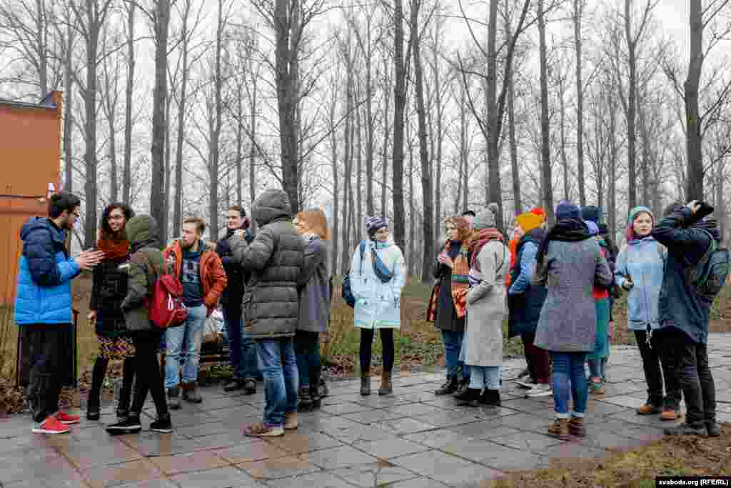 Сустракаць Пятра прыйшлі яго паплечнікі, актывісты &laquo;Моладзевага блоку&raquo;, сябры і праваабаронцы.