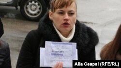 O protestatară cu factura de la gaze în faţa Agenției Naționale pentru Reglementare în Energetică. 7 martie 2018