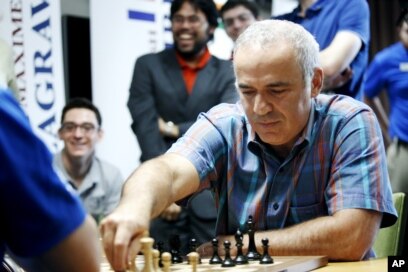 Russian Garry Kasparov, considered the best chess player in the world,  accepted the challenge and played chess this afternoon with ten  participants at the same time at the Web Summit held at