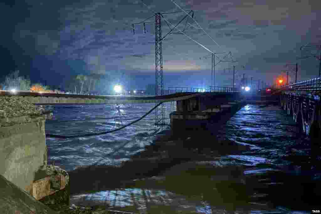 Вид на железнодорожный мост на окраине села Джемикент. Опора моста обрушилась в результате оползня, 28 марта 2026 года, Дагестан. Гянжеви Гаджибалаев/ТАСС