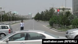 Aşgabatda prezidentiň ulag kerweniniň geçmegi bilen bagly merkezi köçeler günde iki gezek ýapylýar. (Arhiw suraty)