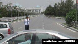 Polisiýa işgäri ulaglary goýbermeýar. Arhiwden alnan surat.