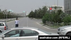 Центральные улицы Ашхабада дважды в день закрываются для проезда президентского кортежа. (Фото из архива)