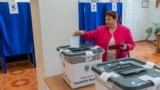 Moldova: Romanian election, vote in R. Moldova, people at polling station in Ialoveni