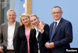 Крістін Брінкер (головна кандидатка від партії «Альтернатива для Німеччини» у Берліні), Лейф-Ерік Гольм (головний кандидат від AfD у Мекленбурзі-Передній Померанії), а також співлідери AfD Аліса Вайдель і Тіно Хрупалла на пресконференції в Берліні, Німеччина, 21 вересня 2026 року