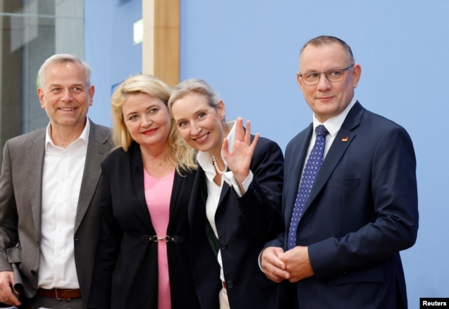 Крістін Брінкер (головна кандидатка від партії «Альтернатива для Німеччини» у Берліні), Лейф-Ерік Гольм (головний кандидат від AfD у Мекленбурзі-Передній Померанії), а також співлідери AfD Аліса Вайдель і Тіно Хрупалла на пресконференції в Берліні, Німеччина, 21 вересня 2026 року