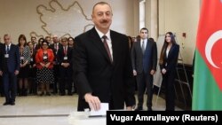 Илхам Әлиев Әзербайжандағы президент сайлауында дауыс беріп тұр. Баку, 11 сәуір 2018 жыл.