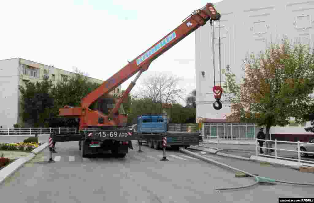 Aşgabatda gurluşyk işgärleri Andalyp-Şewçenko köçeleriniň golaýyndaky ýoly bejerýärler.