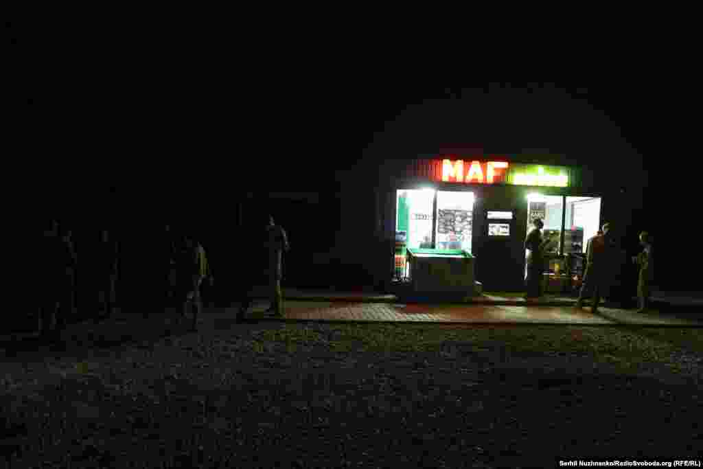 Останній магазин на трасі Павлоград-Покровськ, де військові можуть випити каву і зʼїсти хот-дог після повернення з позицій, чи взяти з собою «енергетик» перед виїздом на завдання. Межа Донецької і Дніпропетровської областей, 23 серпня 2025 року