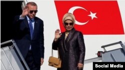 A török elnök és felesége. Emine Erdogan drága Channel táskája közismert.