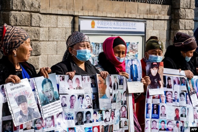 Женщины у консульства Китая в Алматы, требующие выпустить из Китая своих мужей, братьев и сыновей. 9 марта 2021 года
