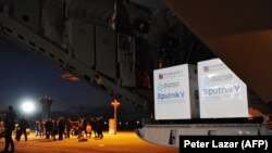 Погрузка российской вакцины на военный борт, направляющийся в Словакию. Москва, 1 марта 2021 года.
