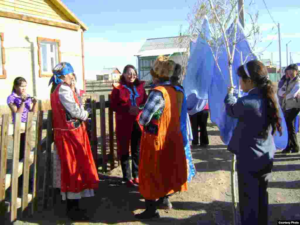 Relatives on both sides already know each other well, but tradition dictates that they must introduce themselves at the wedding.