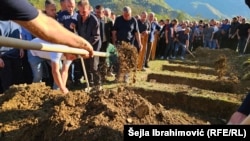 Hiljade građana na ukopu 19 žrtava poplava u Jablanici