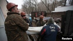 Гарнякі нясуць 5 сакавіка цела аднаго з загінулых на шахце імя Засядзькі