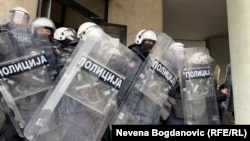 Policija u opremi za razbijanje demonstracija ispred Skupštine Novog Sada, 3. decembar 2024.
,