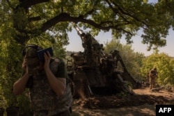 Ukrajinski vojnik 43. artiljerijske brigade ispaljuje samohodno artiljerijsko oruđe 2S7 Pion prema ruskim položajima u Pokrovskom okrugu istočne Donjecke oblasti u avgustu 2024. godine.