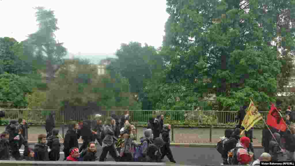 Militanți defilînd pe malul Mainului la Frankfurt