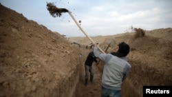 Siriýada jeňçiler garymlary gazýarlar.