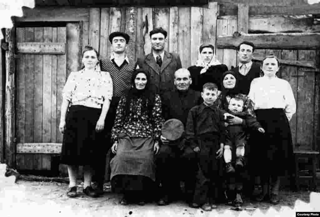 Moldoveni deportați de sovietici în 1941 - Din albumul Elenei Șișcan