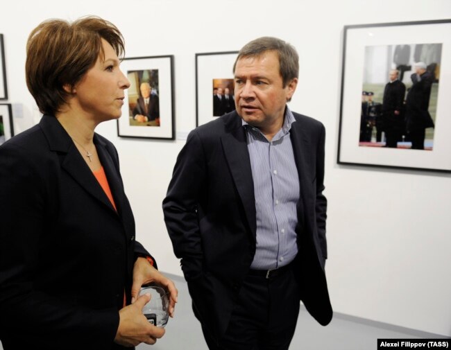 Valentin Yumashev (djathtas) dhe gruaja e tij Tatyana Dyachenko, vajza e Boris Yeltsin, thuhet se kanë qasje në nivelet më të larta të pushtetit në Rusi.