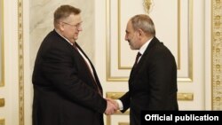 ՌԴ փոխվարչապետ Ալեքսել Օվերչուկ (Ձ) և Հայաստանի վարչապետ Նիկոլ Փաշինյան