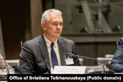Валер Кавалеўскі быў адным з тых, хто актыўна прасоўваў ідэю «чырвонага» пашпарта ў 2022 і 2023 гадах. Зараз ён актыўна крытыкуе шлях, якім пайшоў праект