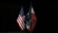 مردی در حال مرتب کردن پرچم‌های جمهوری اسلامی ایران و آمریکا در جریان مذاکرات برجام