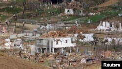 Disa shtëpi të shkatërruara në fshatin Gërdec, 16 mars 2008. 