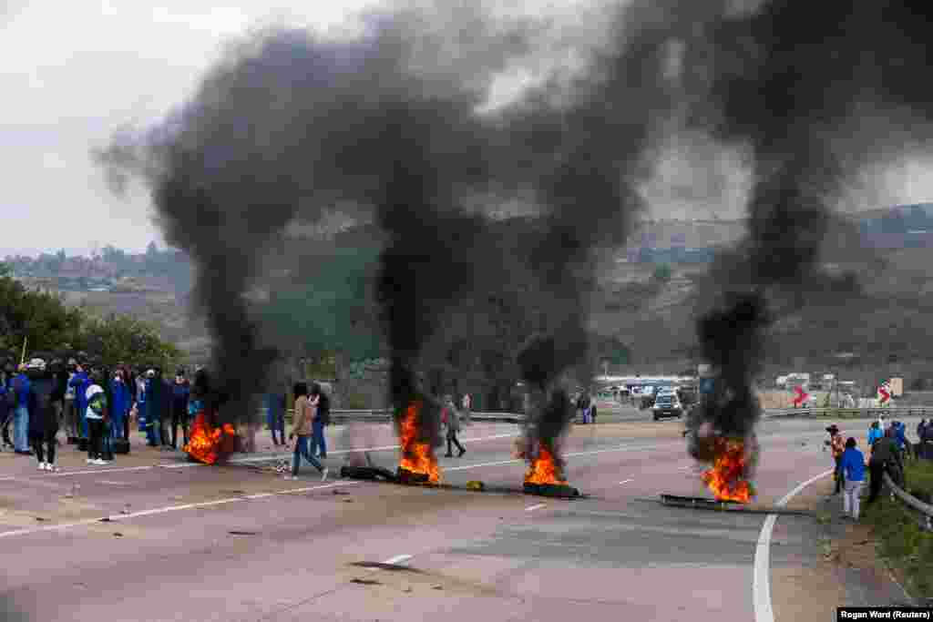 Mbështetësit e ish-presidentit Zuma bllokojnë një autostradë me goma të djegura, gjatë një proteste. (Pisvejll, 9 korrik)