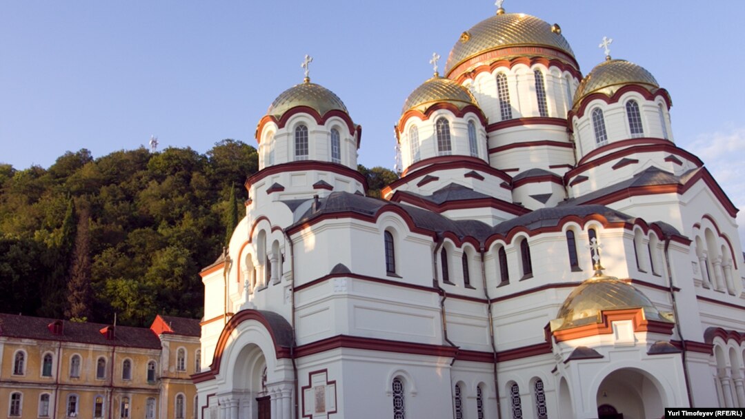 Александр Анкваб заявил, что при всем его уважении к Вселенскому Патриарху, Константинополь несравненно далек от Абхазии, и в силу этого он обратился к Московскому патриархату с просьбой рукоположить абхазского епископа