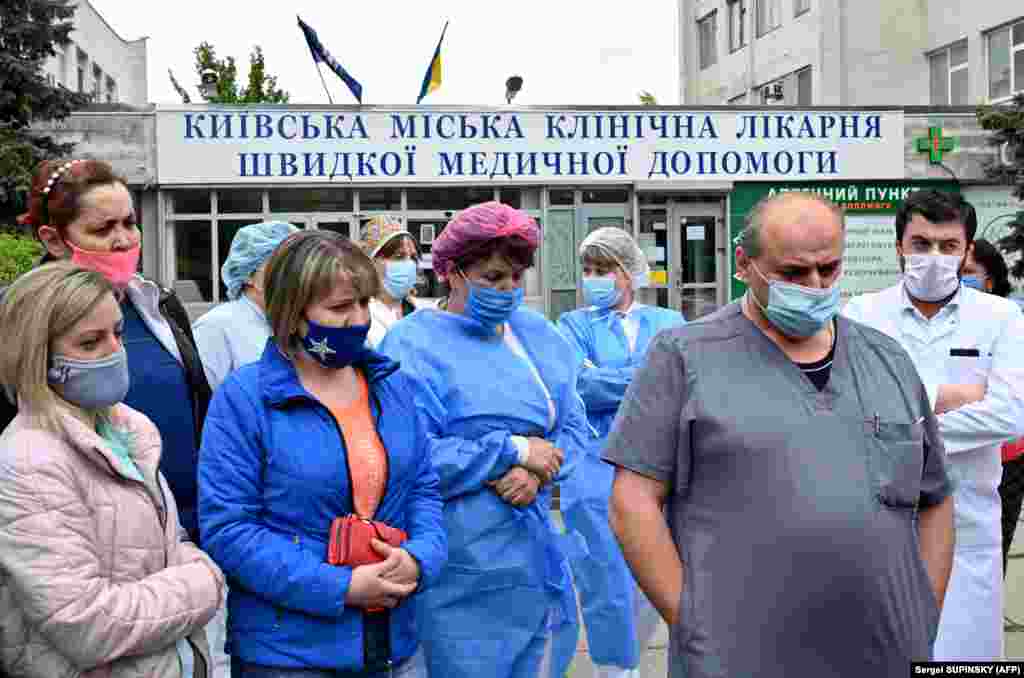 Лікарі й медсестри проводять 6 травня мітинг біля лікарні в Києві на знак протесту проти зменшення їхніх зарплат в результаті невдалого проведення в країні медичної реформи