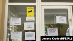 Poruke koje su okupljeni zdravstveni radnici ostavili na ulazu u upravnu zgradu, Novi Sad, 22. avgust 2025.