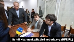 Суд на засіданні 30 серпня дозволив депутатові Нестору Шуфричу (л) взяти сина (п) на поруки