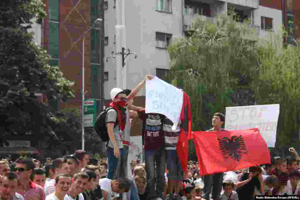 Протести на Албанците против полициската операција Монструм.