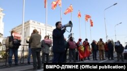 Архивска фотографија од минатонеделниот протест на ВМРО-ДПМНЕ пред Владата