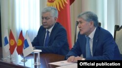Депутат Иса Омуркулов и экс-президент Алмазбек Атамбаев на встрече с членами парламентской фракции СДПК. 16 апреля 2018 года.