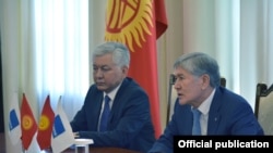 Алмазбек Атамбаев парламенттеги КСДП фракциясынын Иса Өмүркулов баштаган мүчөлөрү менен жолугушуу учурунан. 16-апрель, 2018-жыл.