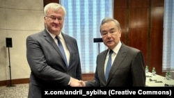 Ukrainian Foreign Minister Andriy Sybiha (left) met with his Chinese counterpart, Wang Yi, on the sidelines of the Munich Security Conference in February.