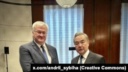 Ван И (справа) и Сибига