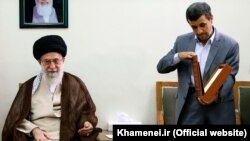 Archive photo of Ayatollah Khamenei (L) in his visit with Mahmoud Ahmadinejad (R) and his cabinet on Sunday, July 14, 2013.