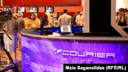 Діана Джоджуа і Міхеїл Сесіашвілі заявили, що залишають телеканал, у прямому ефірі своєї програми «Кур’єр» (фото архівне)