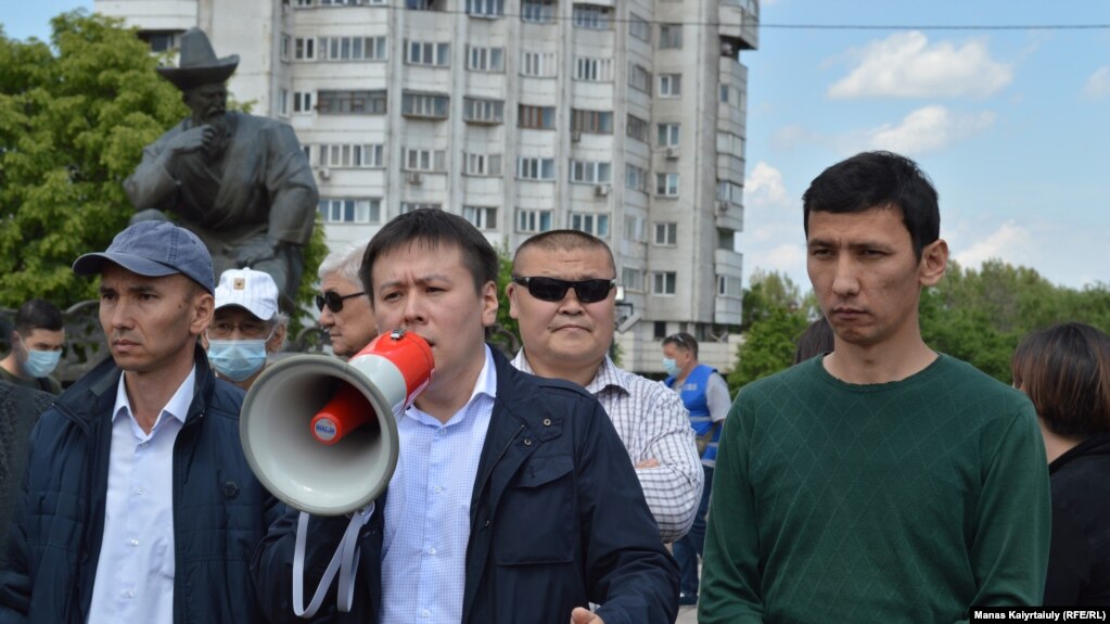 Активист Жанболат Мамай (в центре) на митинге в Алматы. Май 2021 года