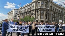 Nekoliko stotina advokata iz Beograda, Zaječara, Valjeva, Jagodine, Novog Sada, Niša i Rume protestovalo je 1. juna ispred Advokatske komore Srbije na protestu zbog Nacrta o izmenama i dopunama Zakona o parničnom postupku, Beograd