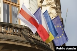 Беларускі сьцяг разам са сьцягамі Чэхіі, Украіны і Эўразьвязу на будынку рады Прагі-3