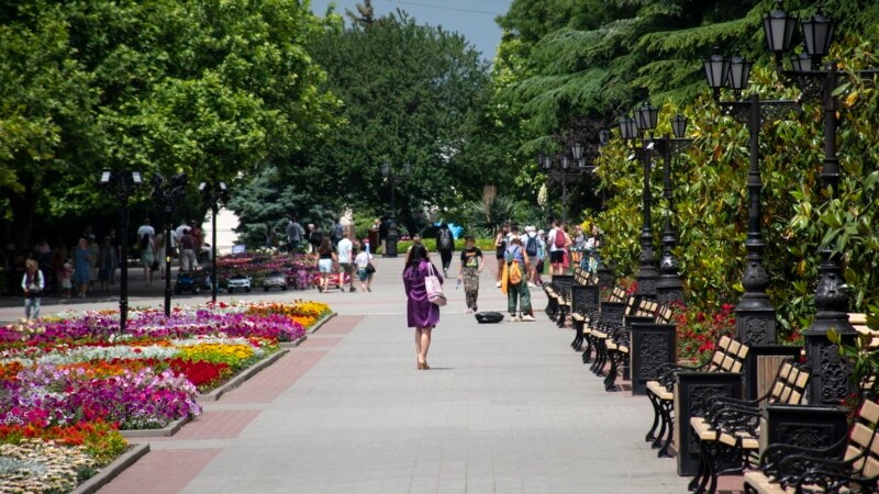 Приморский бульвар в Севастополе: цветы, деревья, фонтаны и люди (фотогалерея) 